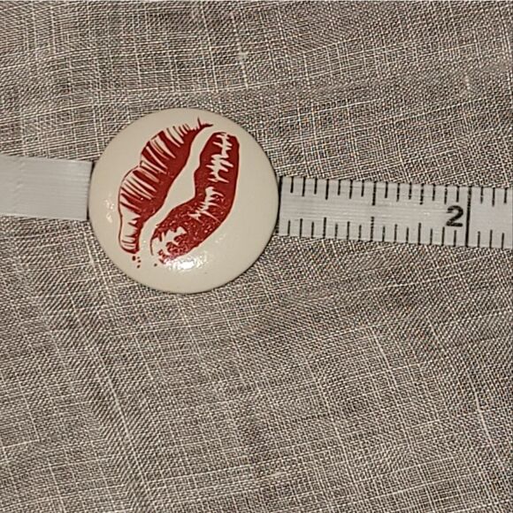 1 inch Original 80s Lipstick Lips Kiss Round Button Badge Pinback Pin - Picture 2 of 8